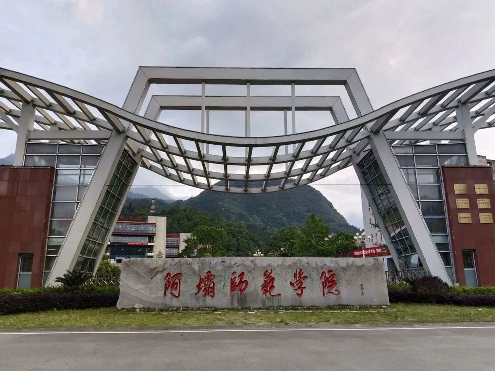 阿坝师范学院成功实施智慧琴房管理系统